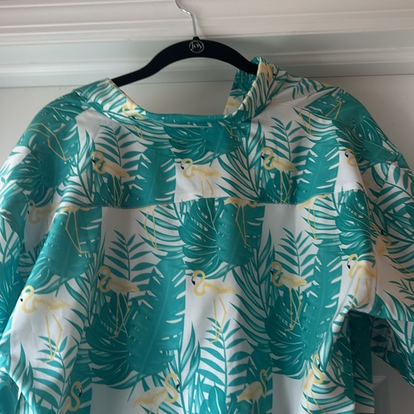 Men’s short sleeve button down with palms and flamingos - Picture 4 of 4